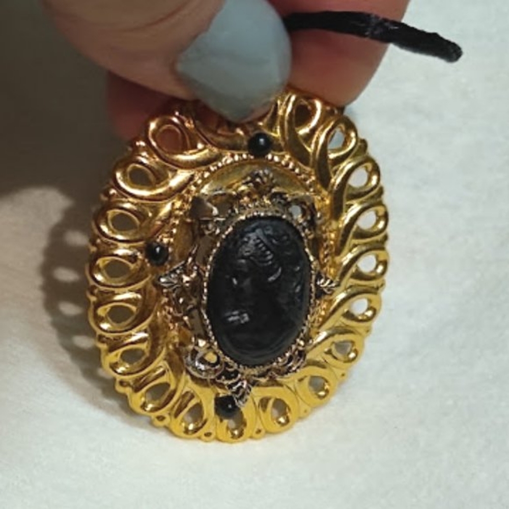 Black Right-Faced Victorian Style Cameo Pendant + FREE Ring - Picture 15 of 16